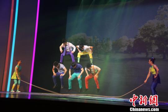 中美合拍杂技首日登台 传统高手练就“百老汇”范儿