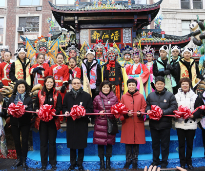 章启月总领事出席梅西感恩节游行中国成都主题花车首发剪彩仪式