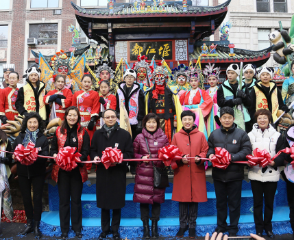 章启月总领事出席梅西感恩节游行中国成都主题花车首发剪彩仪式