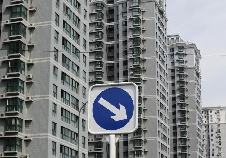 2010年8月30日，图为北京一处住宅楼前的交通标识。REUTERS/Christina Hu