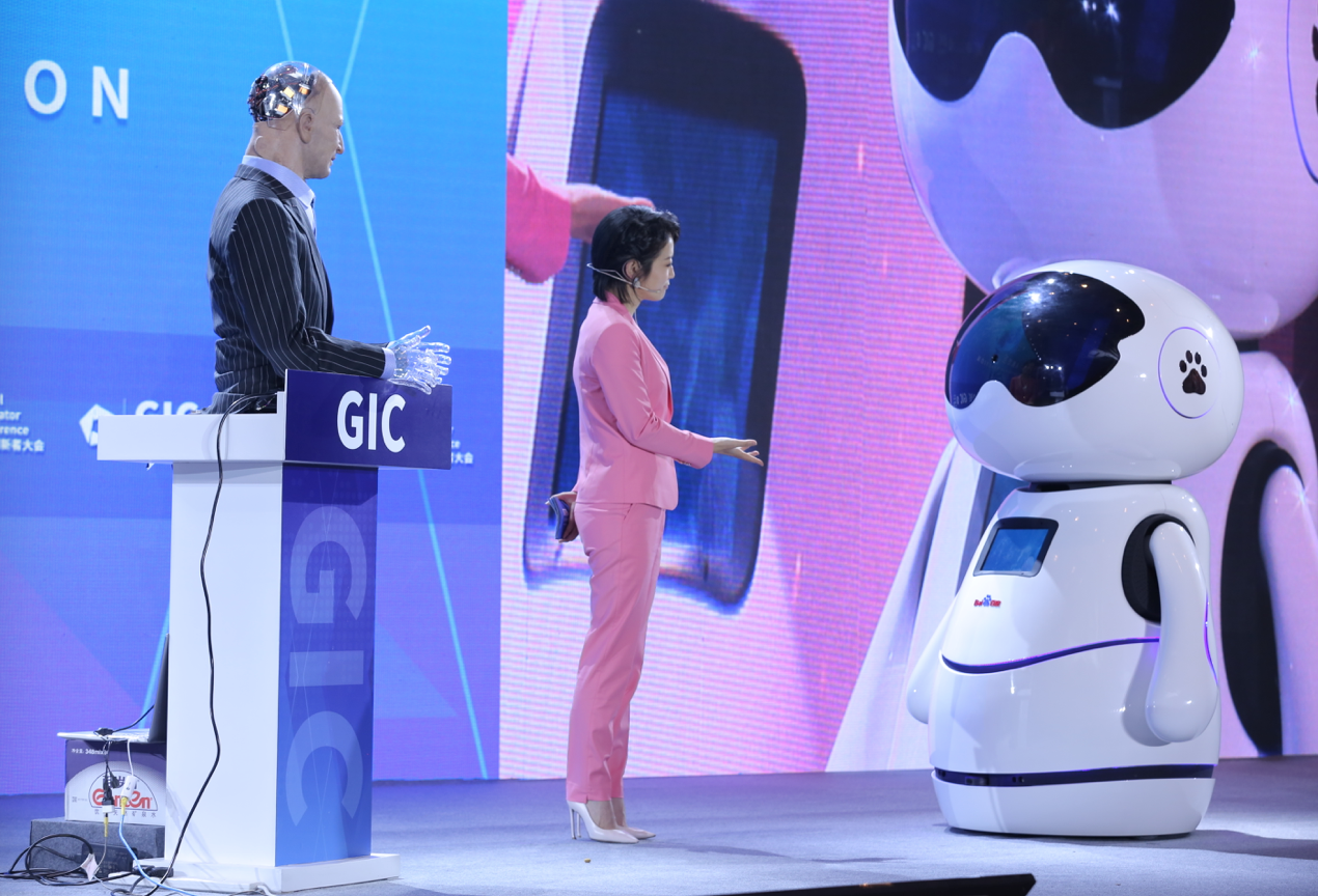 2017全球创新者大会上，两个智能机器人同台竞技