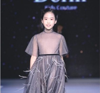 深圳8岁女孩开时装发布会，要为姐姐设计婚纱