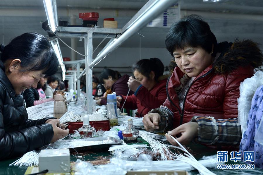 “扶贫车间”探索中国产业扶贫新模式