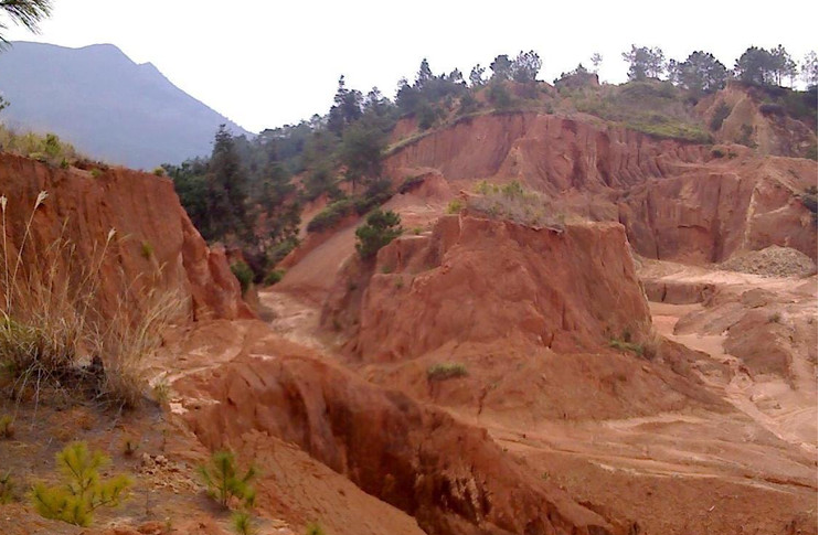 中国赣南新发现十多个大中型以上稀土矿床