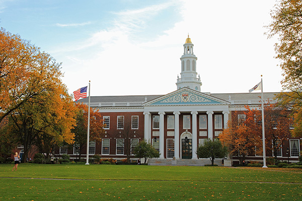 哈佛大学一名教授因性骚扰指控被停职