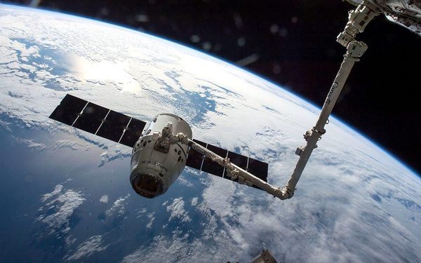 “猎鹰９”将美航天局和私企卫星同时送入太空