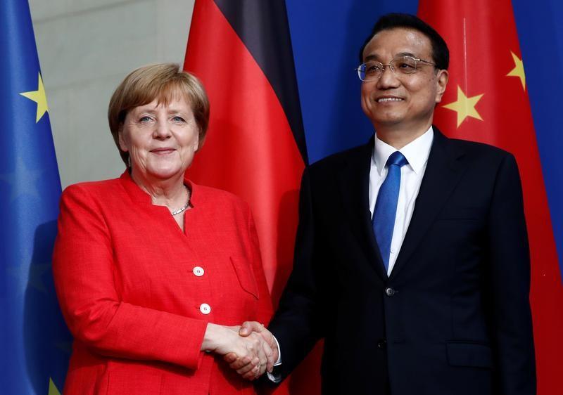 2018年7月9日，德国柏林总理府，德国总理默克尔和中国总理李克强在记者会后握手。REUTERS/Hannibal Hanschke