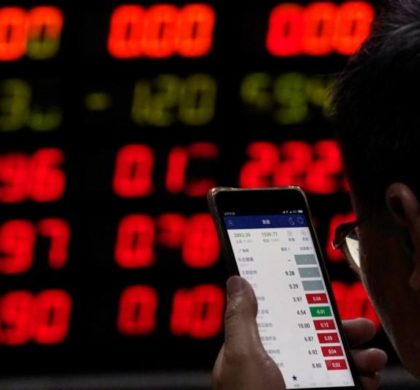2018年6月20日，上海一家券商营业部，一名股民在看手机上的股票信息。REUTERS/Aly Song