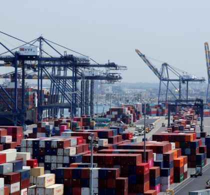 2018年7月16日，美国加州洛杉矶，港口内停泊的货轮和集装箱。REUTERS/Mike Blake