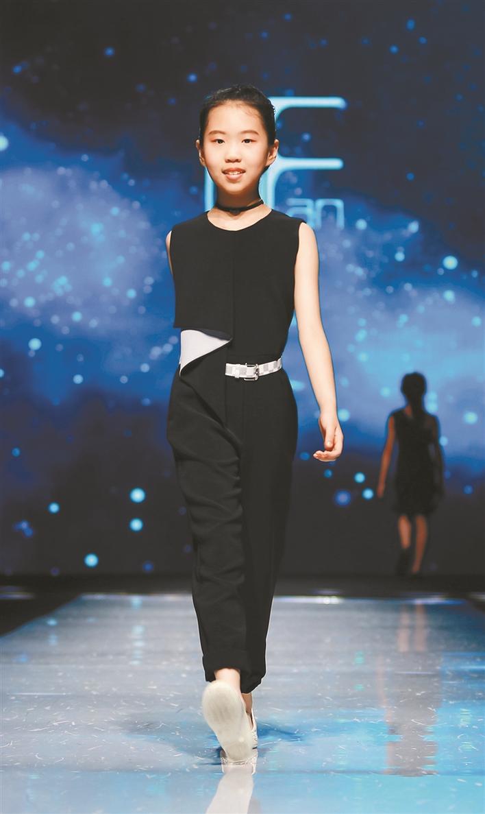 深圳9岁时装设计师发布新作 亲自上台走秀