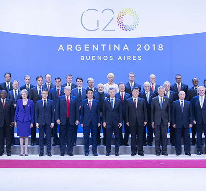 新华社照片，布宜诺斯艾利斯，2018年11月30日
    习近平出席二十国集团领导人第十三次峰会并发表重要讲话
    当地时间11月30日，二十国集团领导人第十三次峰会在阿根廷布宜诺斯艾利斯举行。国家主席习近平出席第一阶段会议并发表题为《登高望远，牢牢把握世界经济正确方向》的重要讲话。这是习近平同其他与会领导人合影。
    新华社记者 李涛 摄