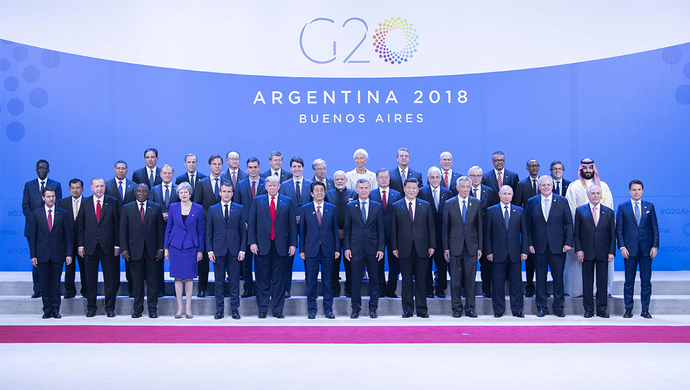 新华社照片，布宜诺斯艾利斯，2018年11月30日
    习近平出席二十国集团领导人第十三次峰会并发表重要讲话
    当地时间11月30日，二十国集团领导人第十三次峰会在阿根廷布宜诺斯艾利斯举行。国家主席习近平出席第一阶段会议并发表题为《登高望远，牢牢把握世界经济正确方向》的重要讲话。这是习近平同其他与会领导人合影。
    新华社记者 李涛 摄