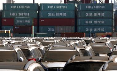资料图片：2011年3月，天津，滨海新区港口内停放的美国进口别克轿车。REUTERS/David Gray
