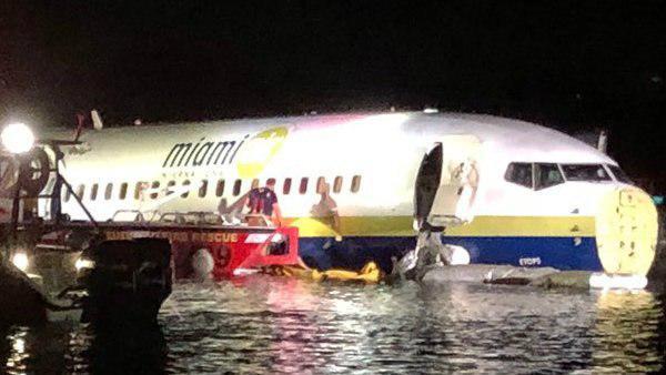 美国一架波音737客机在佛州降落时冲出跑道滑入河中