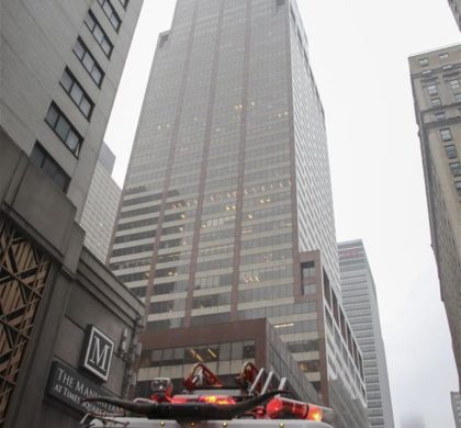 一直升机在纽约曼哈顿一大厦楼顶坠毁　飞行员丧生