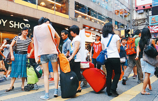 调查显示：香港旅游业者近两月平均收入跌幅接近八成