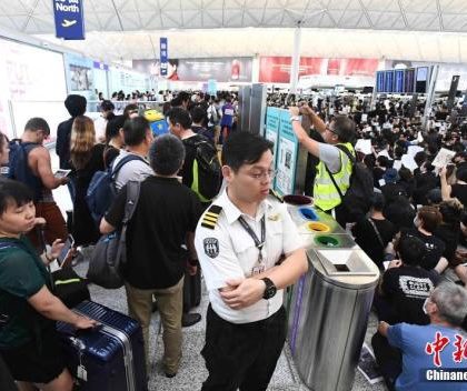 受示威集会影响 香港机场取消12日剩余航班