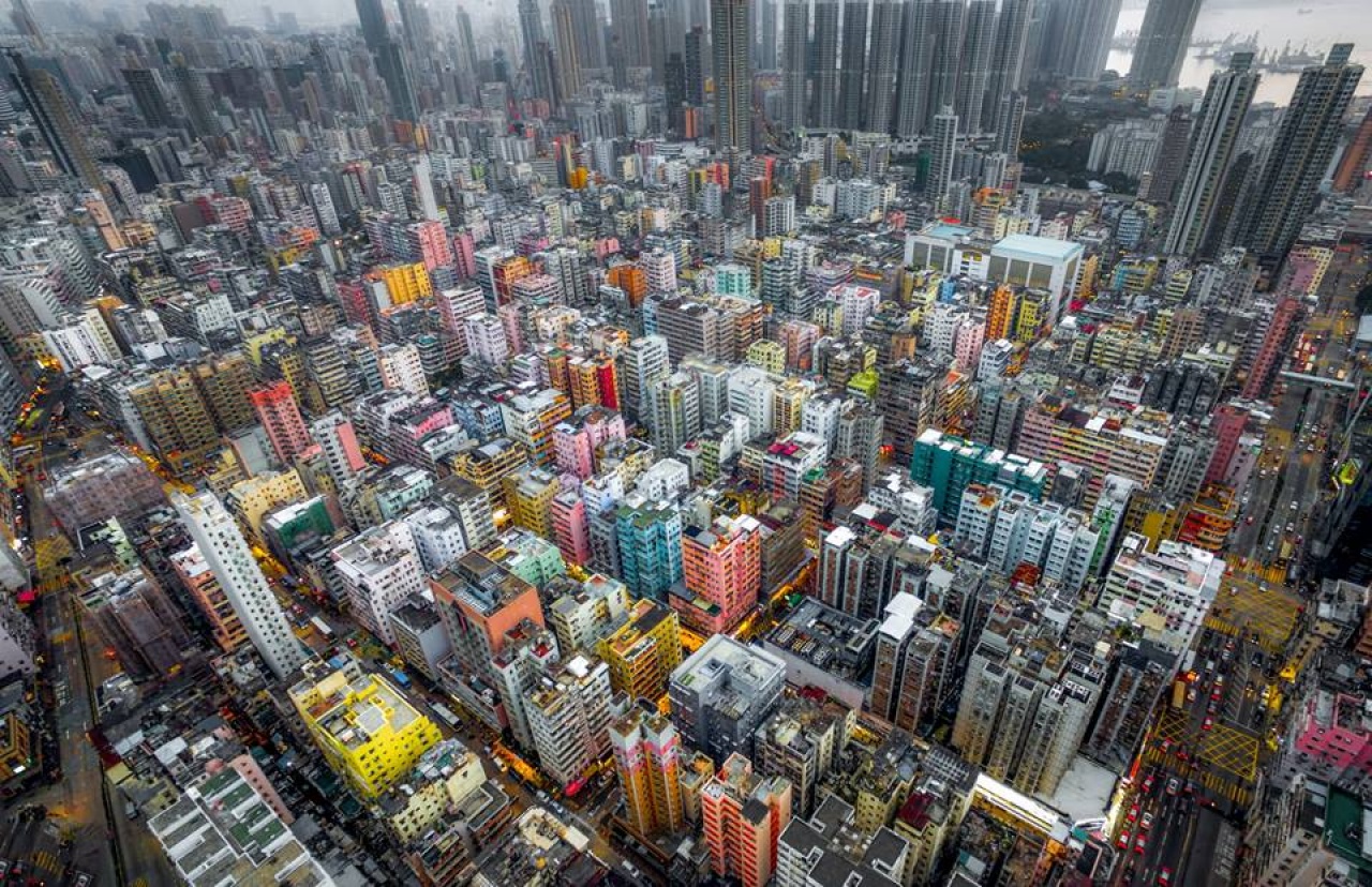 新华时评：从解决居住难题入手破解香港社会深层次矛盾