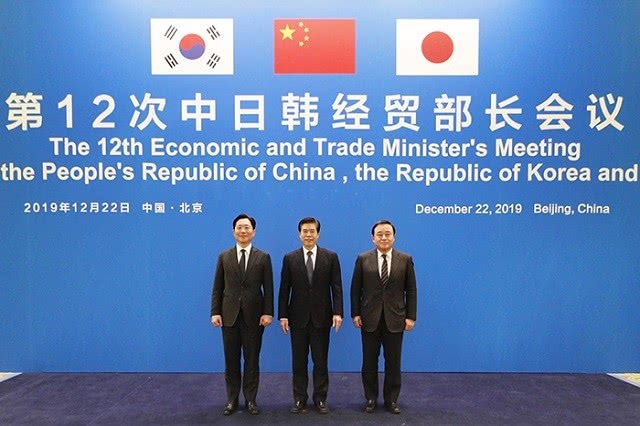 中日韩同意加快自贸协定谈判受到广泛关注
