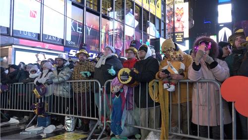 百万民众纽约时报广场迎新年 “中国元素”受瞩目