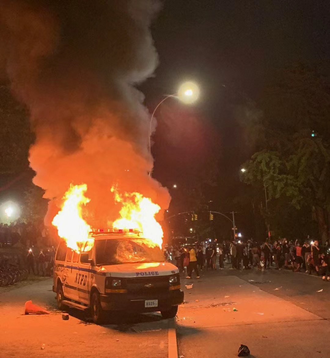 ﻿投掷砖块焚烧警车 纽约200抗议者被捕