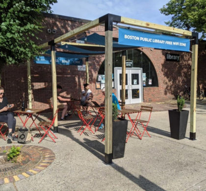 波士顿公共图书馆扩大户外工作学习空间 提供免费Wi-Fi帮助居民保持联系和凉爽