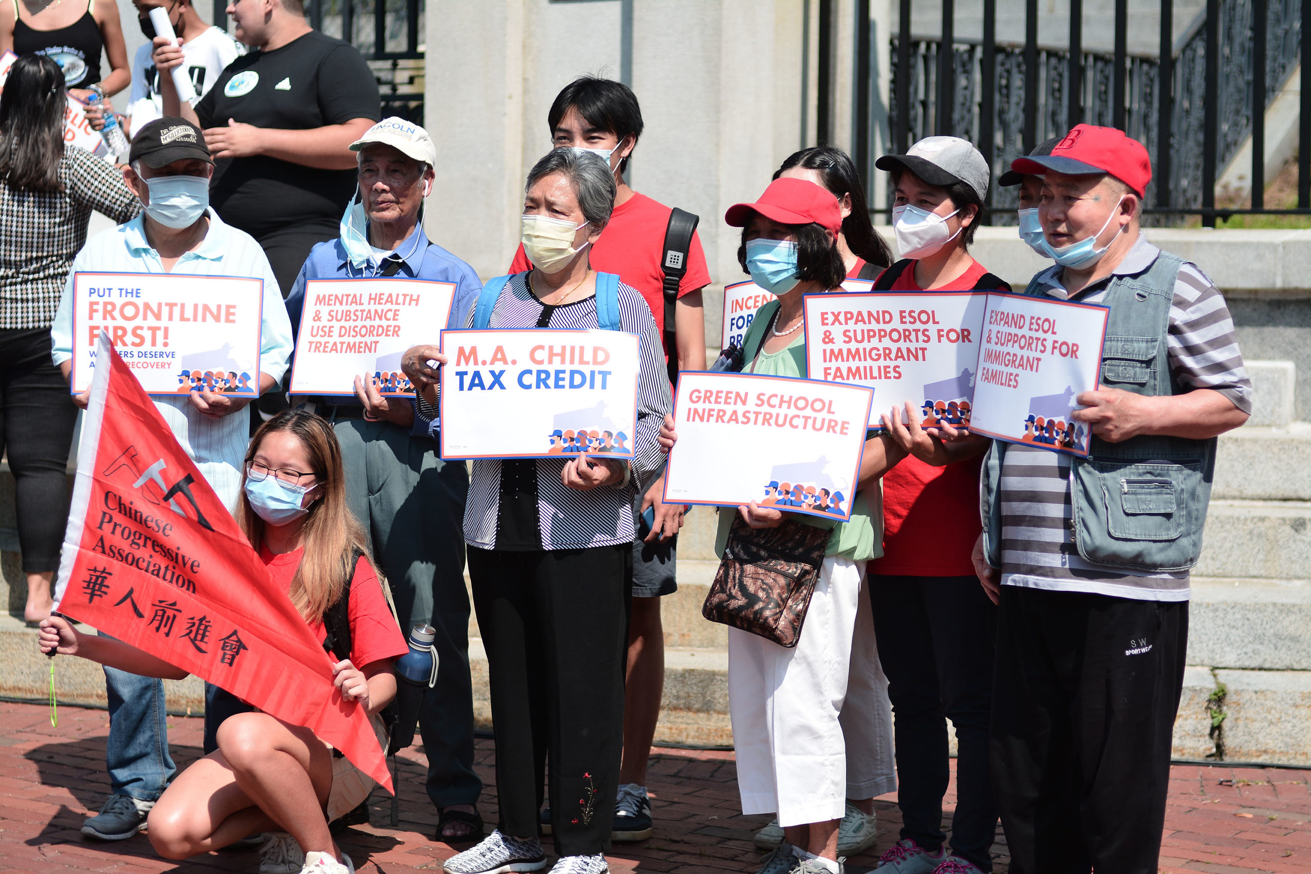劳工和社区团体集会要求马萨诸塞州立法机关 将救援计划资金集中在一线工人和受影响社区