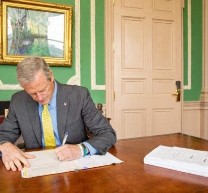 马萨诸塞州州长查理·贝克签署 2022 财年预算