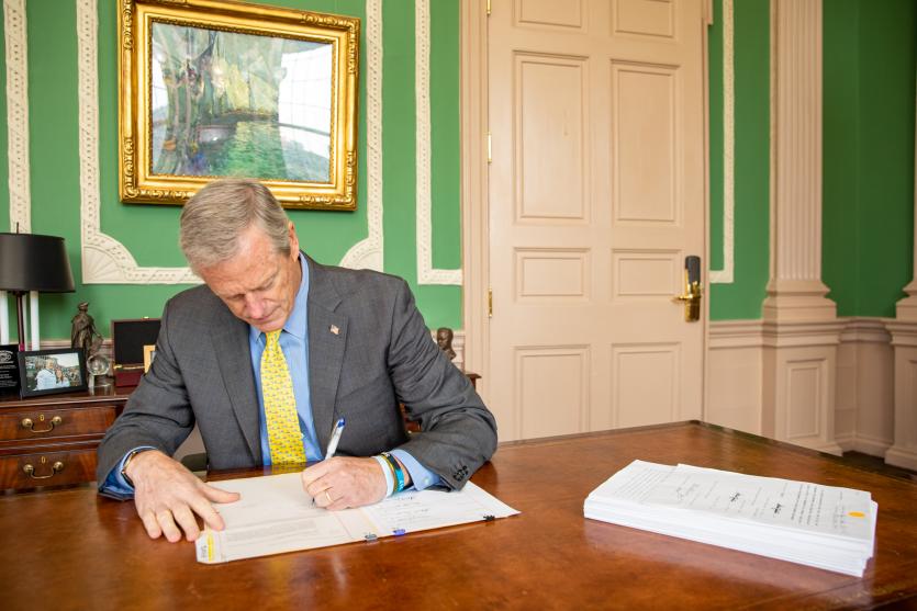 马萨诸塞州州长查理·贝克签署 2022 财年预算