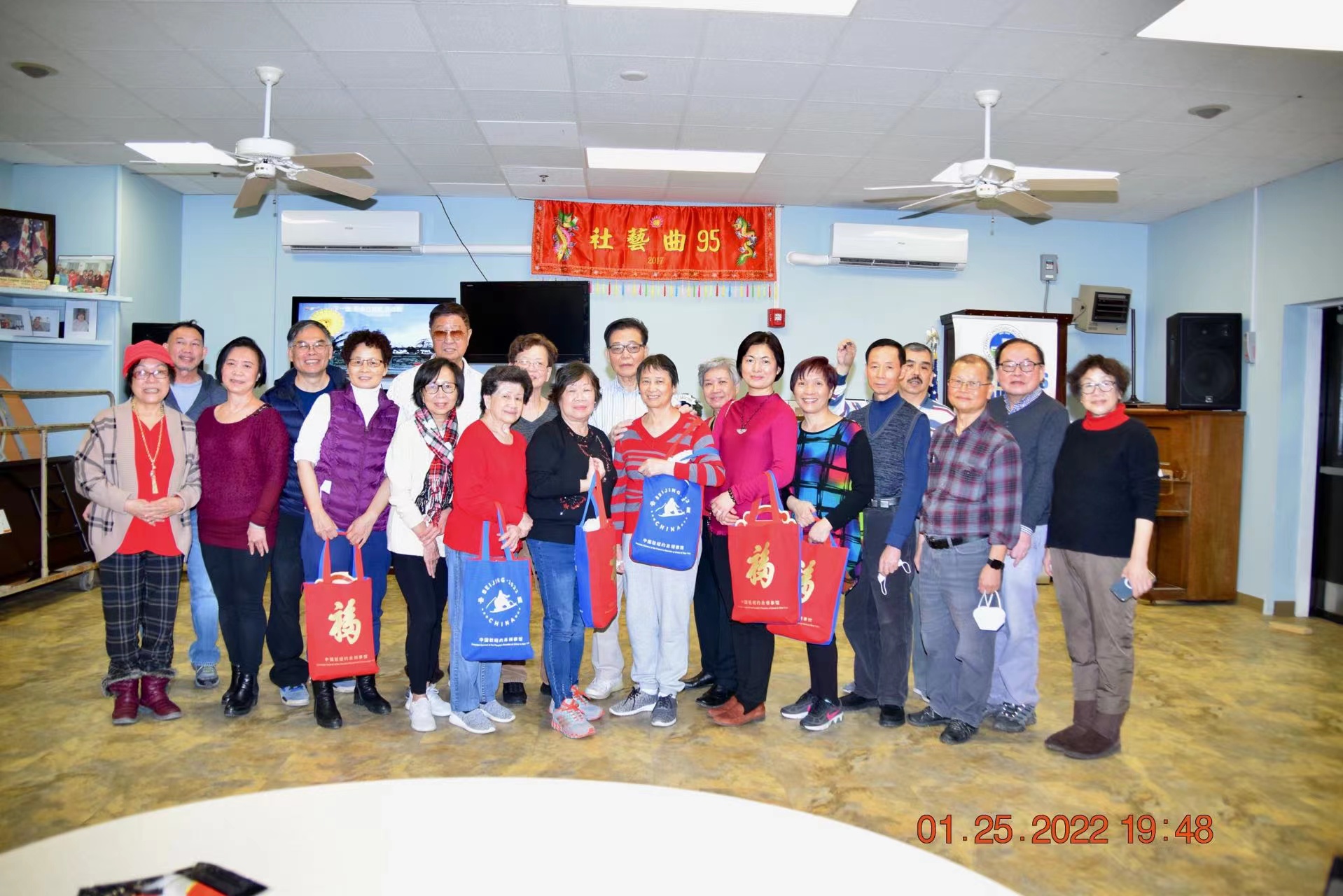 昆西华人老者和社区志愿者喜获中国纽约总领馆“春节包”
