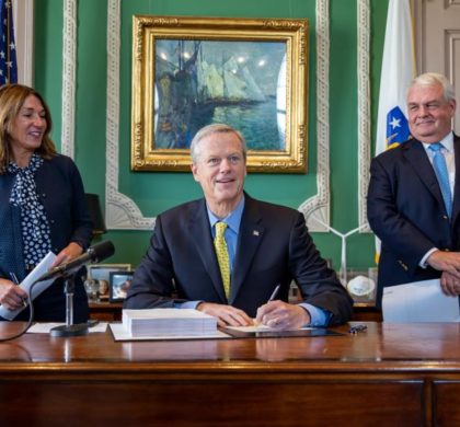 马萨诸塞州州长贝克签署 2023财年预算 为数十万人减税加大教育和地方援助投资