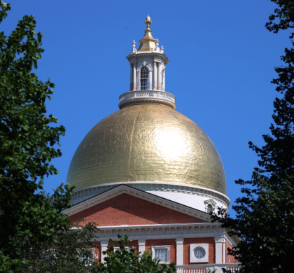 马萨诸塞州参众两院投票决定将 562 亿美元的预算送到希利州长的办公桌上