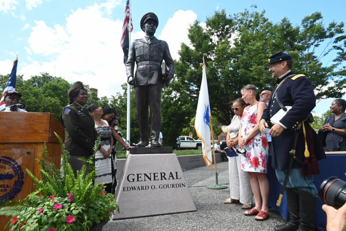 波士顿市长为爱德华·古尔丁将军非裔美国退伍军人纪念公园剪彩