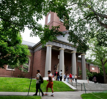 最高法院对平权行动作出裁决后，哈佛大学、麻省大学和塔夫茨大学更新了大学申请