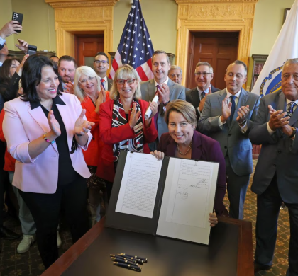 马萨诸塞州州长希利签署 20 多年来首次减税法案  10 亿美元减税为家庭、租房者、老年人和企业节省开支 