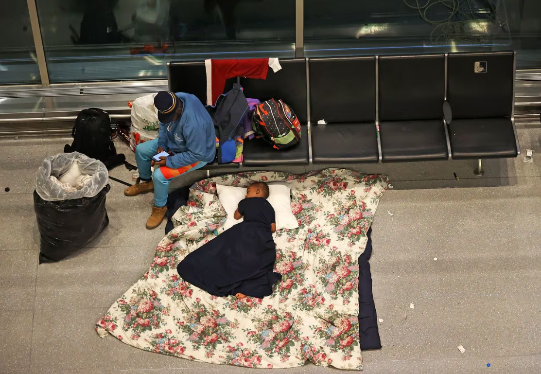 在波士顿洛根机场，该州持续的难民住房危机达到了紧要关头