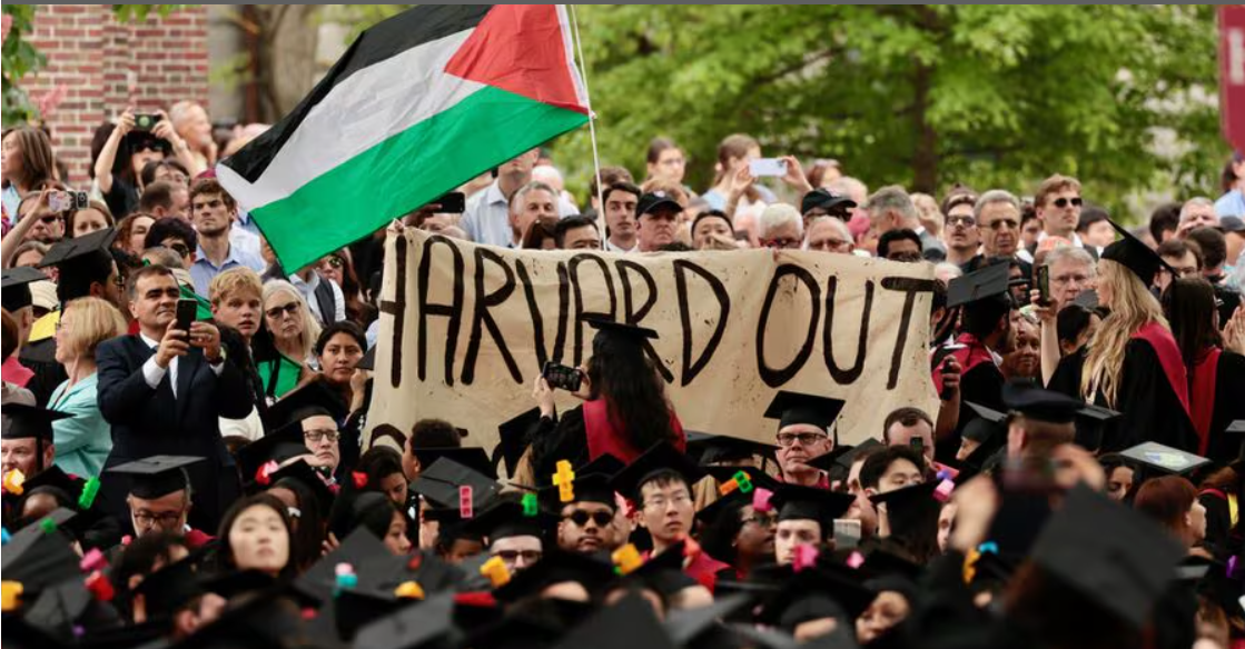 数百名哈佛大学学生退出毕业典礼，抗议以色列与哈马斯战争