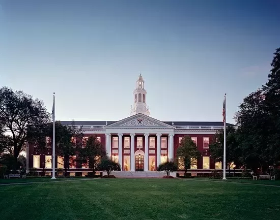 哈佛商学院加大教育投资