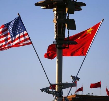 图为2014年11月美国总统奥巴马访华期间，北京天安门广场飘扬的中国和美国国旗。REUTERS/Petar Kujundzic