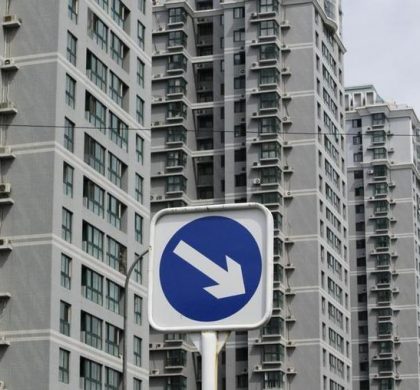 2010年8月30日，图为北京一处住宅楼前的交通标识。REUTERS/Christina Hu