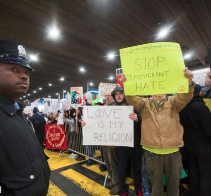 美国多地民众抗议特朗普颁布的移民政策行政令