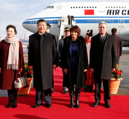 Chinese President Xi Jinping (2nd L) and his wife Peng Liyuan (L), Swiss President Doris Leuthard (2ndR) and her husband Roland Hausin listen to the national anthems during a welcome ceremony at the airport in Zurich, Switzerland January 15, 2017.  (KEYSTONE/REUTERS POOL/Arnd Wiegmann)..