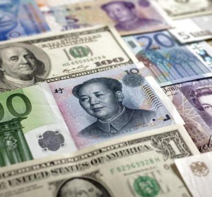 图为美元、欧元、人民币、日圆、英镑、瑞郎和俄罗斯卢布等币种。REUTERS/Kacper Pempel
