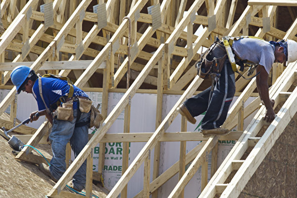 Workers complete the final phases of a roof on a new townhouse under construction September 7, 2012 in Ashburn, Virginia.    AFP PHOTO / Paul J. RICHARDS        (Photo credit should read PAUL J. RICHARDS/AFP/GettyImages)