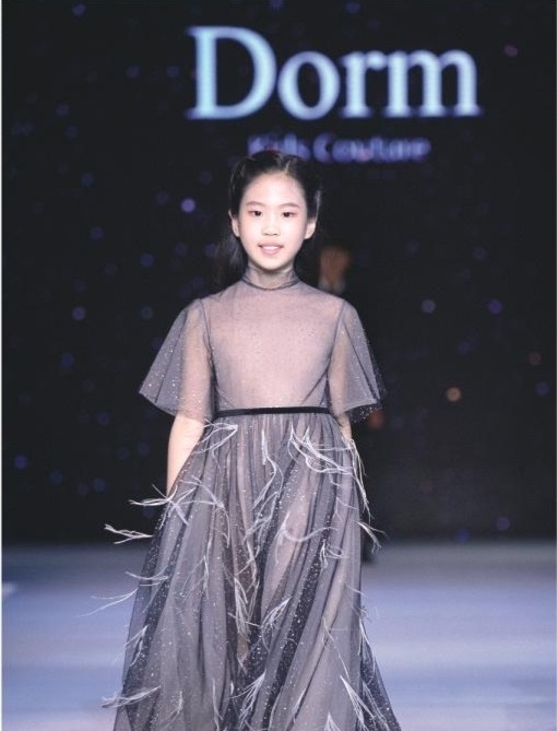 深圳8岁女孩开时装发布会，要为姐姐设计婚纱