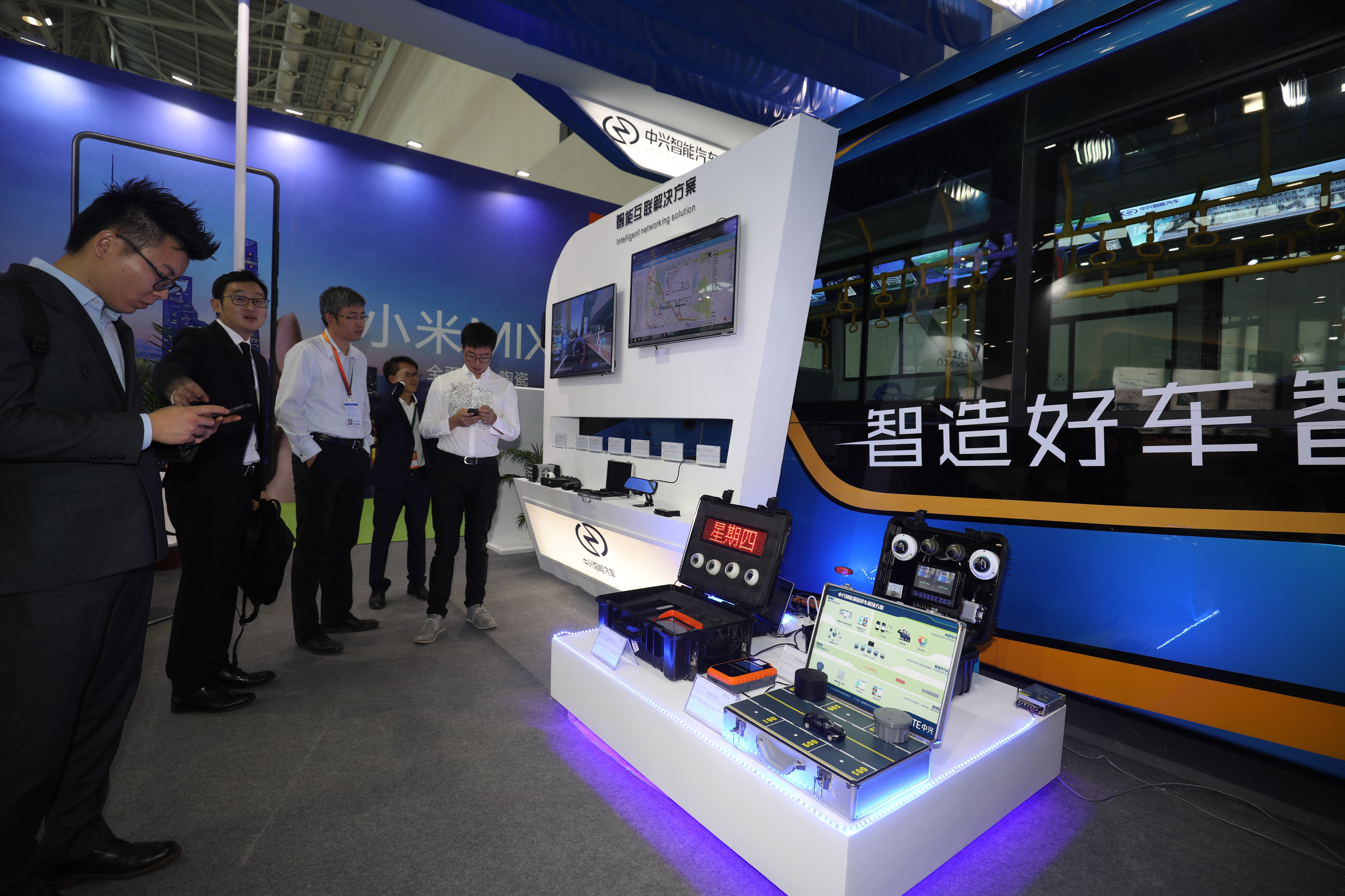 Í¼ÎªÖÐÐËÖÇÄÜÆû³µÕ¹³öµÄ¸÷ÖÖÖÇÄÜÆû³µ×°±¸¡£¹ØÃúÈÙ ÍõÈÙ Éã