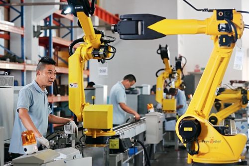 粤工业机器人引领中国“数控”  上半年出口工业机器人4.5万台