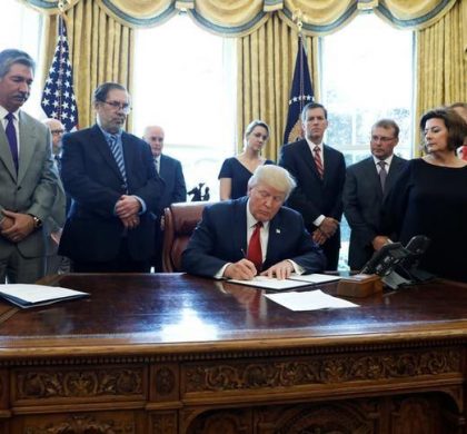 2017年4月20日，美国总统在白宫签署行政令，对进口钢铁产品对美国经济的影响展开调查。REUTERS/Aaron P. Bernstein