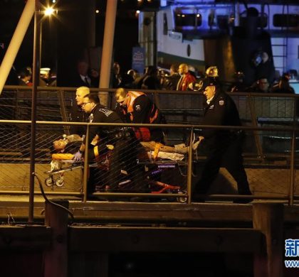 （国际）一架观光直升机坠入纽约东河　至少２人死亡