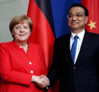 2018年7月9日，德国柏林总理府，德国总理默克尔和中国总理李克强在记者会后握手。REUTERS/Hannibal Hanschke